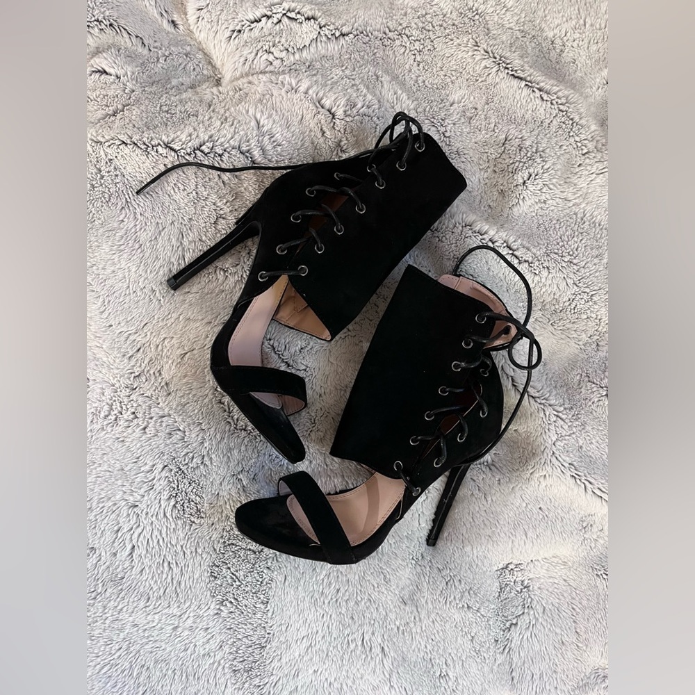 BLACK LACE UP SIDE HEELS
